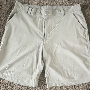 Under Armour khaki golf shorts 40